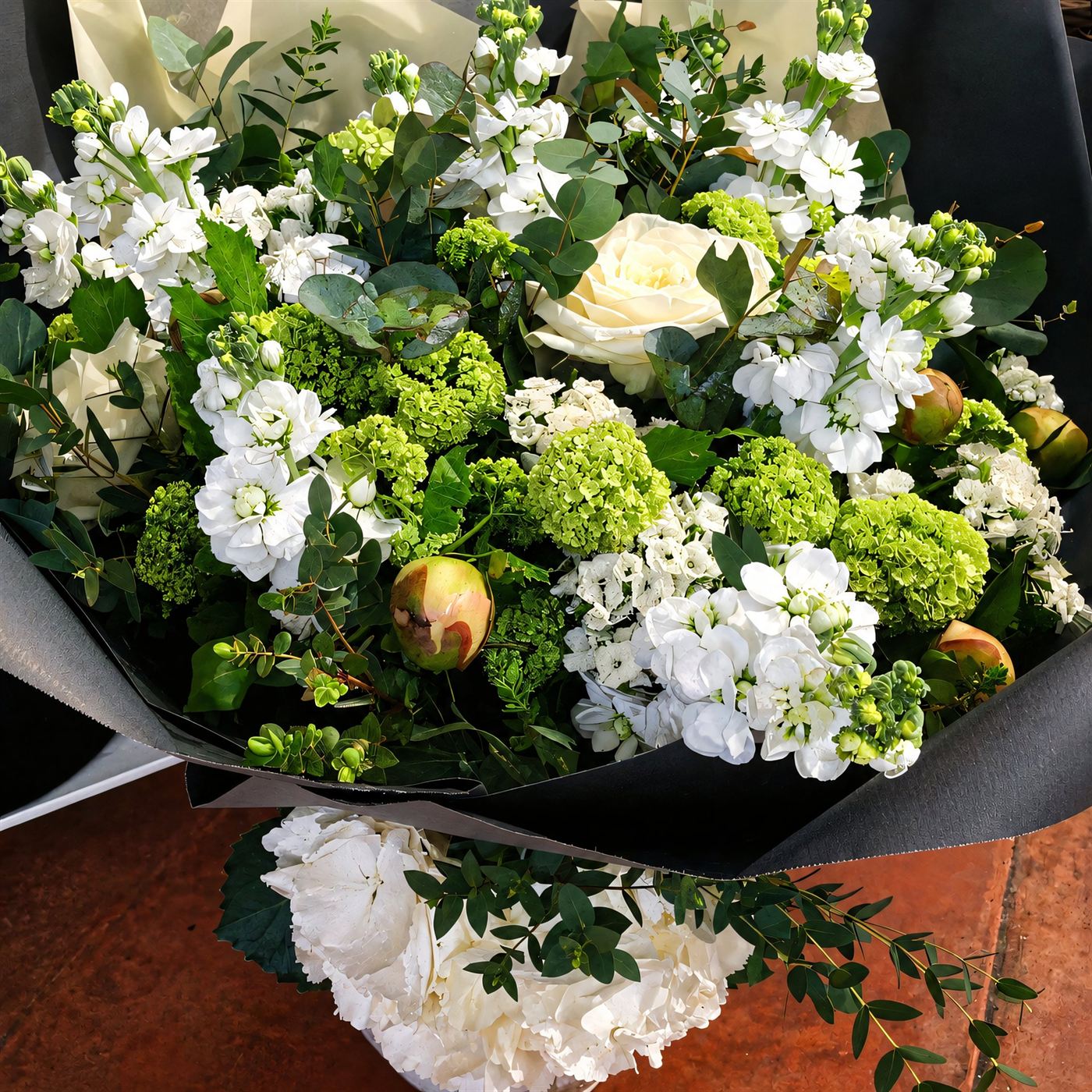 Bouquet blanc et crème pour livraison au Perreux-sur-Marne, hortensia, roses, feuillage
