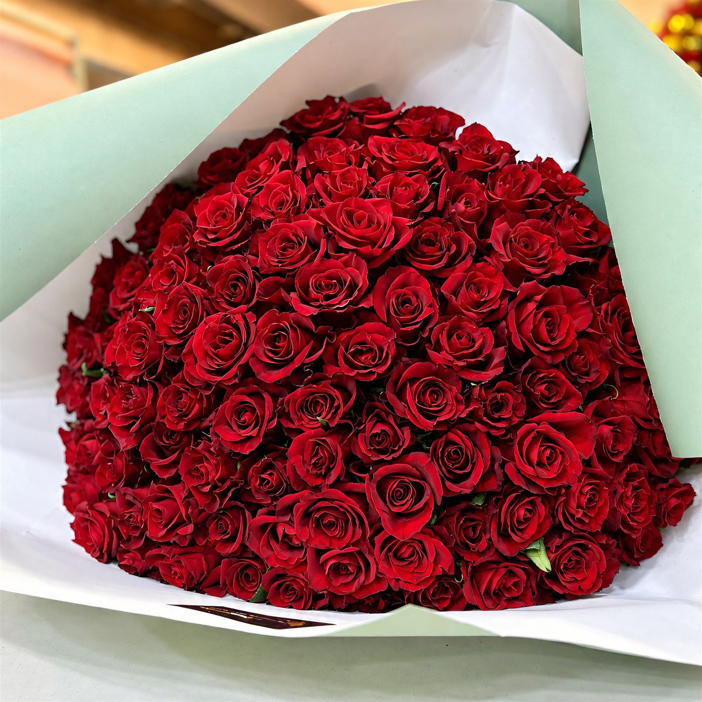 Grand bouquet de roses rouges livré au Perreux-sur-Marne, roses, eucalyptus, cadeau