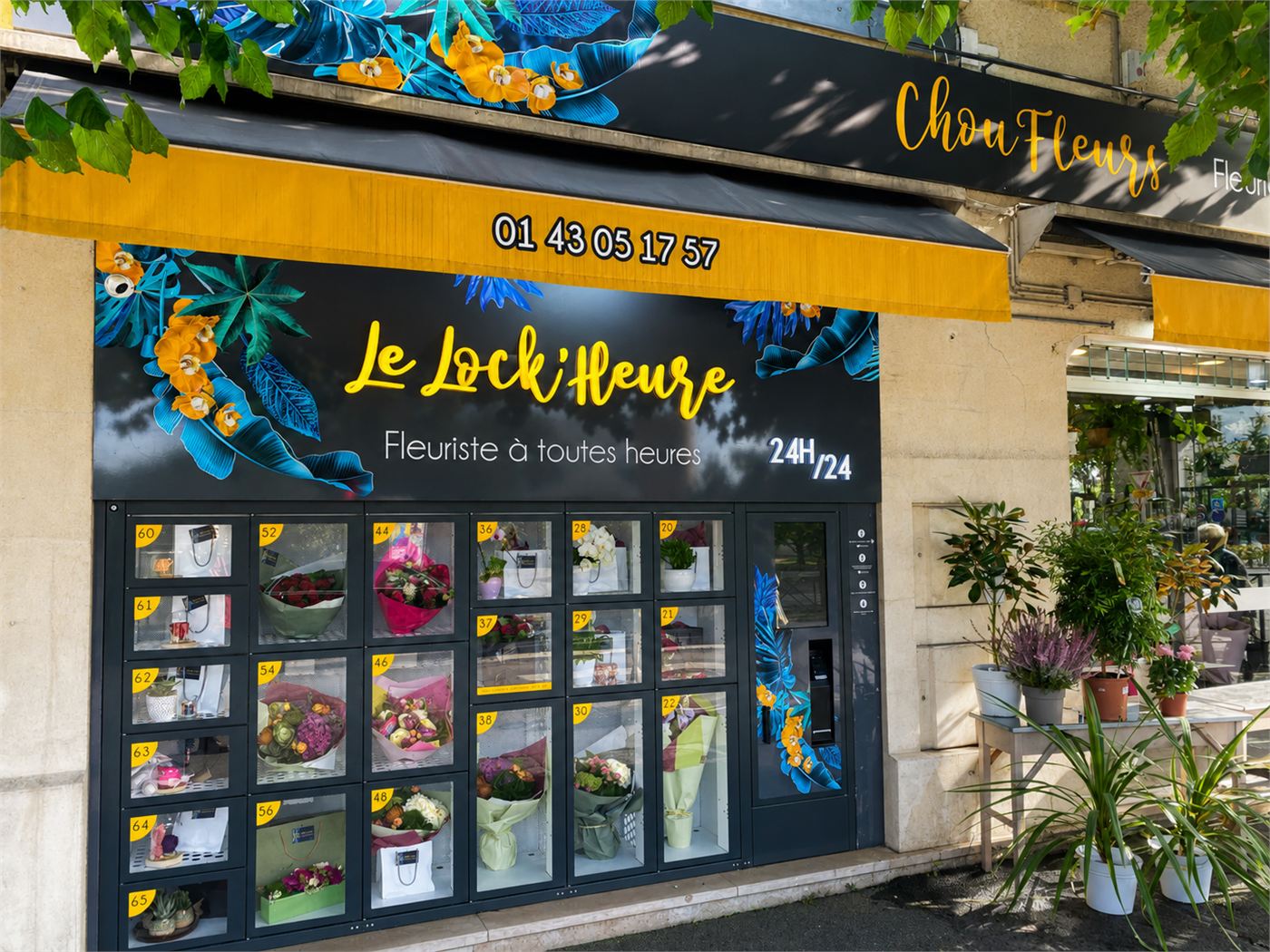 Façade Le Lock'heure fleuriste à toutes heures, casiers de fleurs illuminés