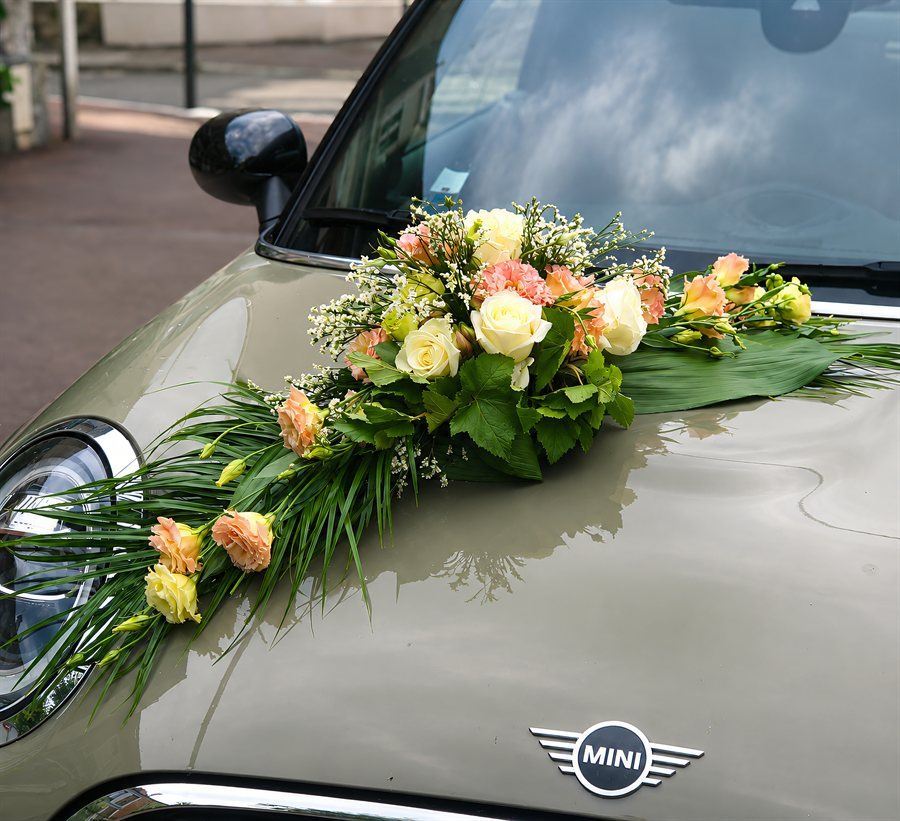 Décoration florale capot voiture mariés, roses pêche et lisianthus blancs sur MINI