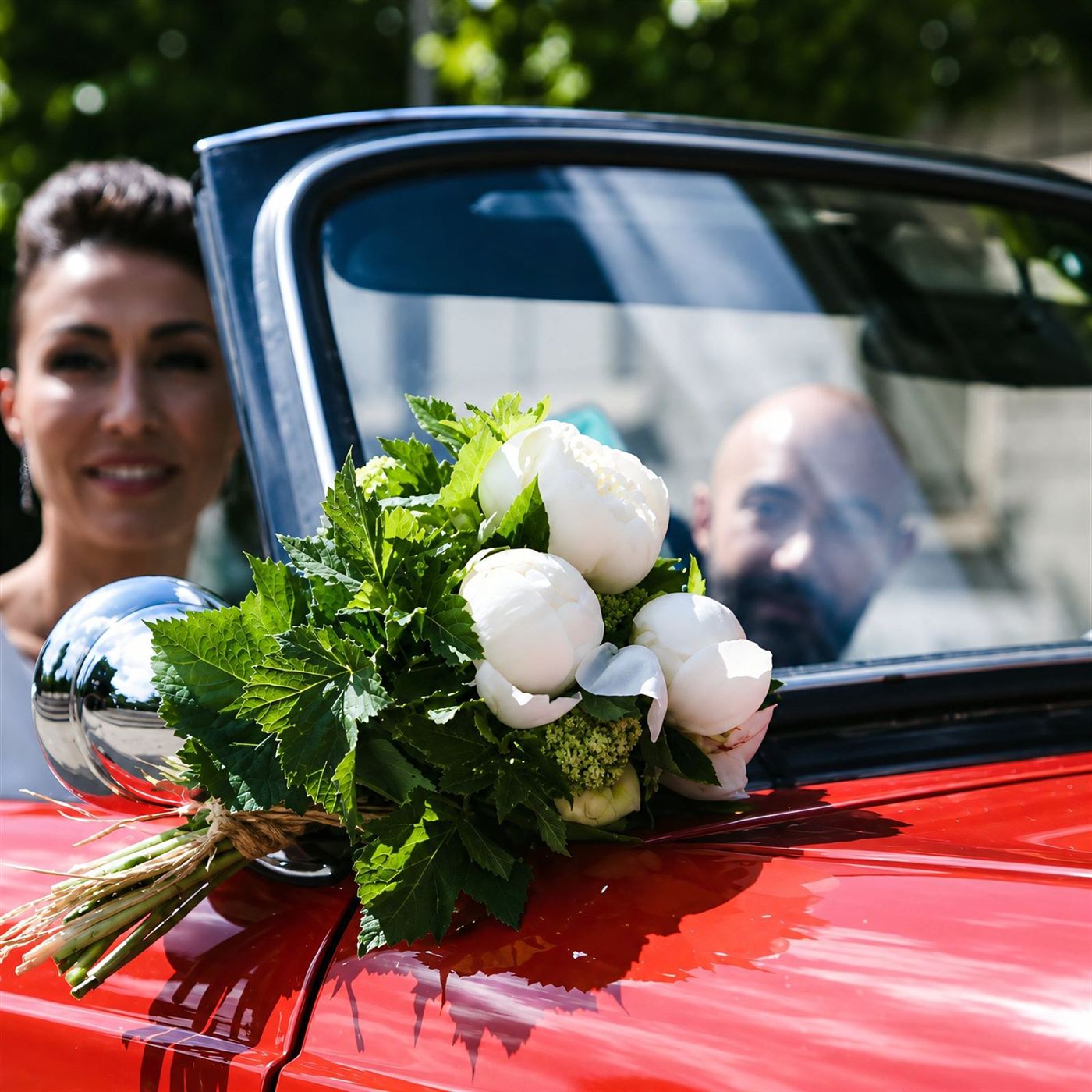 Bouquet de mariée aux pivoines blanches, sortie de mairie devant voiture rouge