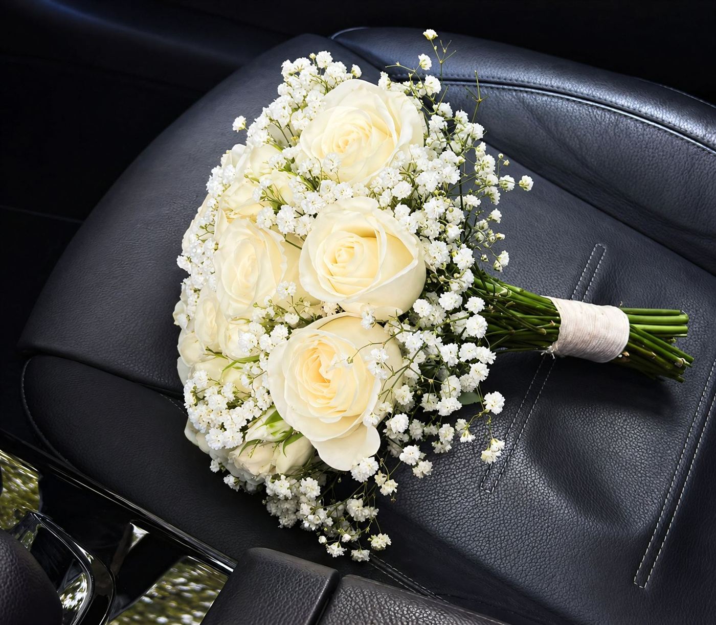 Bouquet de mariée compact, roses crème et gypsophile
