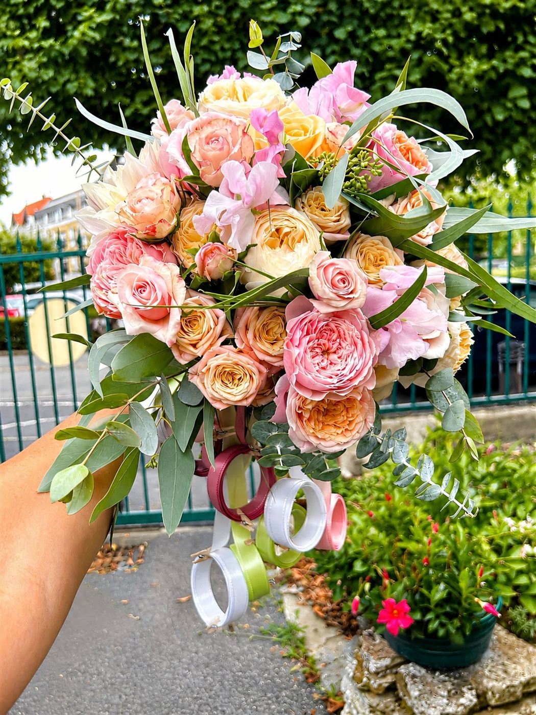 Bouquet cascade de mariée, roses David Austin pêche, roses roses et eucalyptus