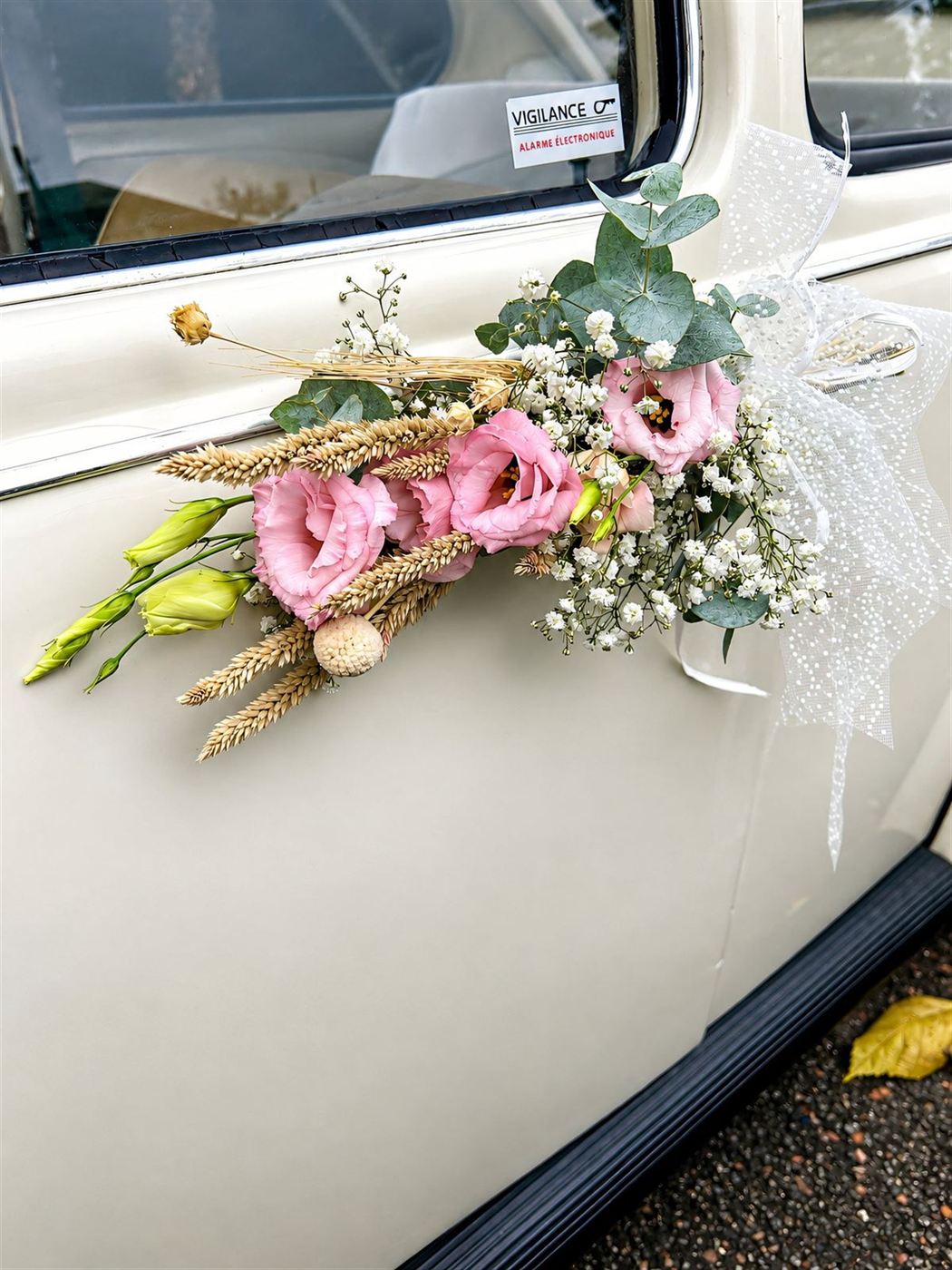 Décoration poignée de porte champêtre, lisianthus roses, gypsophile et épis de blé