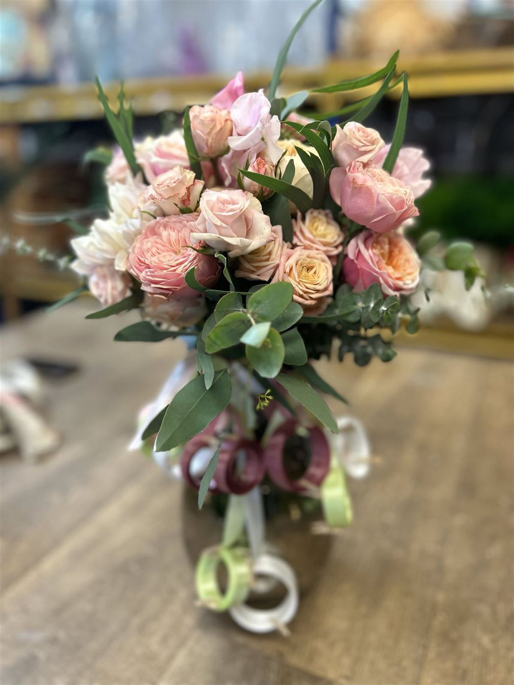 Bouquet de mariée, roses David Austin pêche, roses roses et eucalyptus