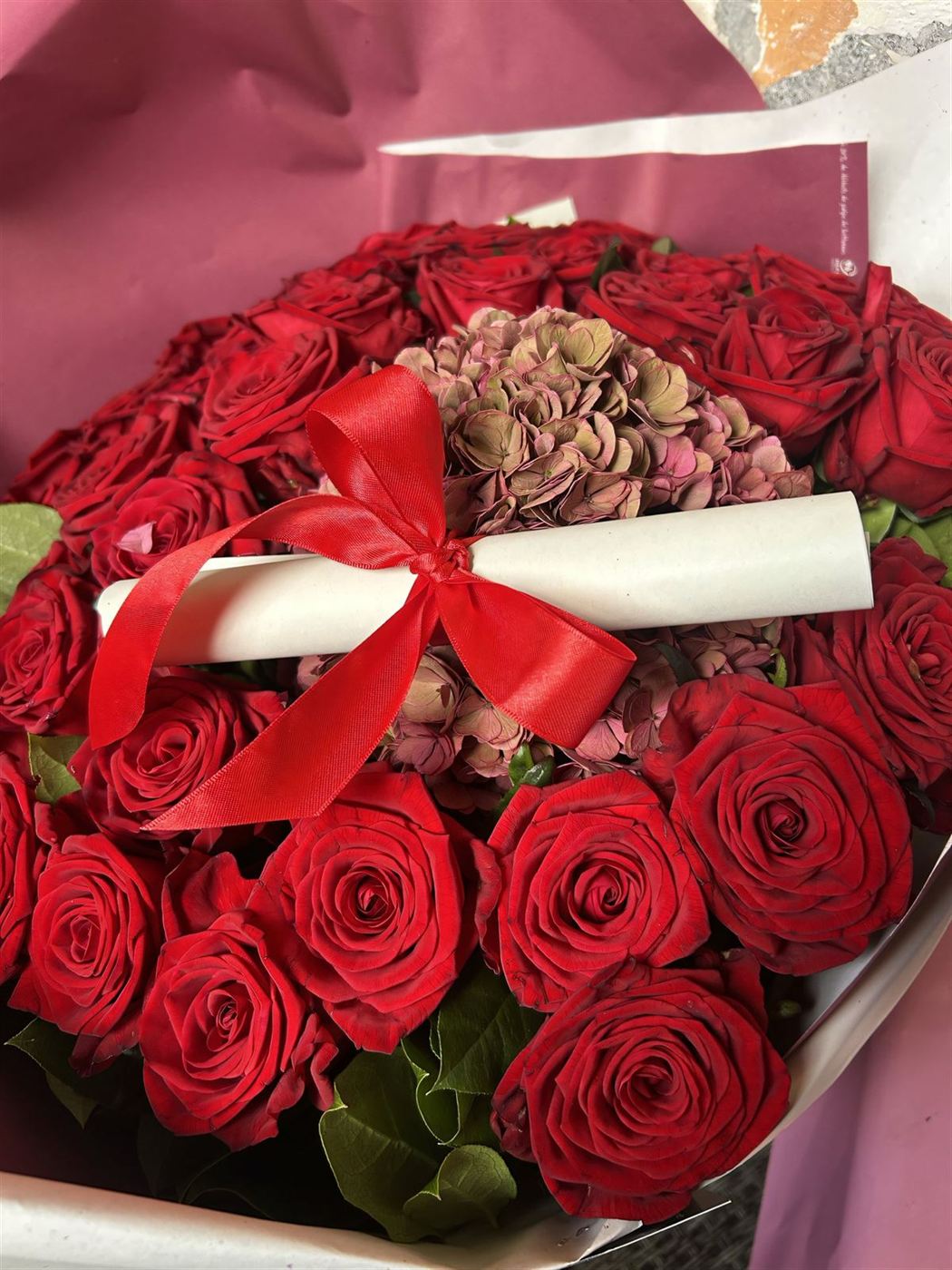 Bouquet massif, roses rouges, hortensia rose et ruban satin rouge