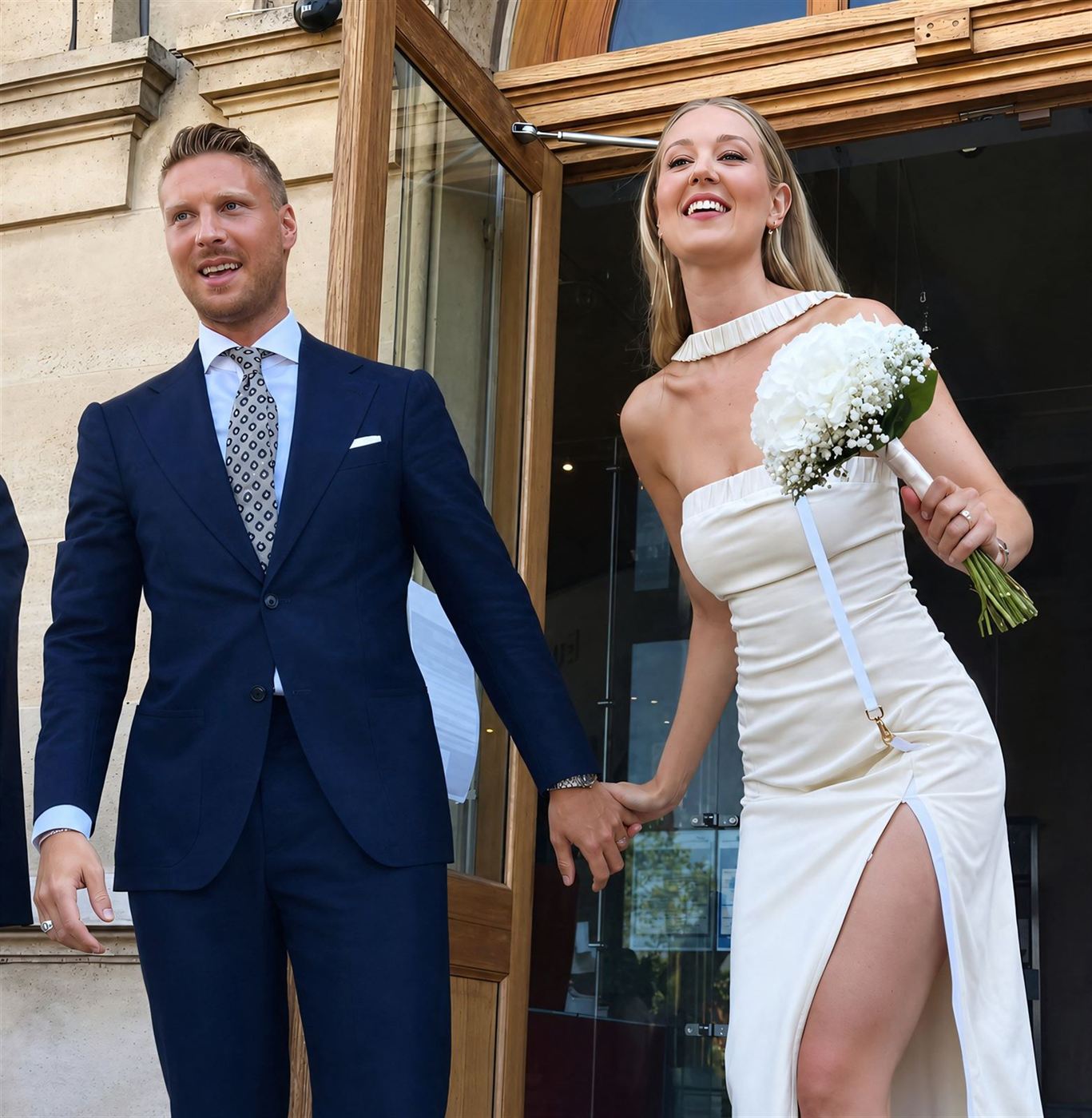 Couple à la sortie de la mairie, bouquet de mariée en gypsophile