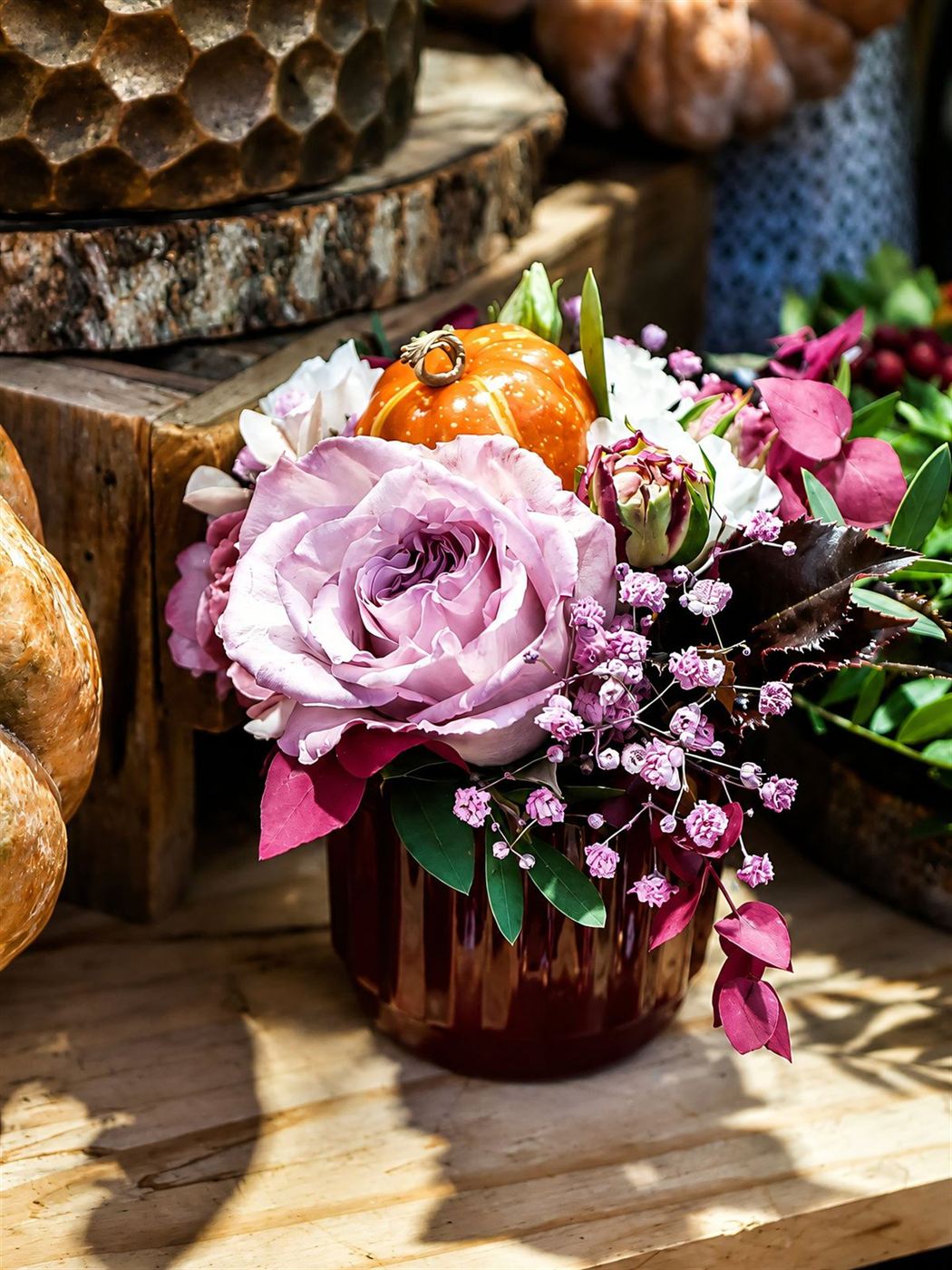 Petite composition, rose lila, courge orange et gypsophile aux tons automne