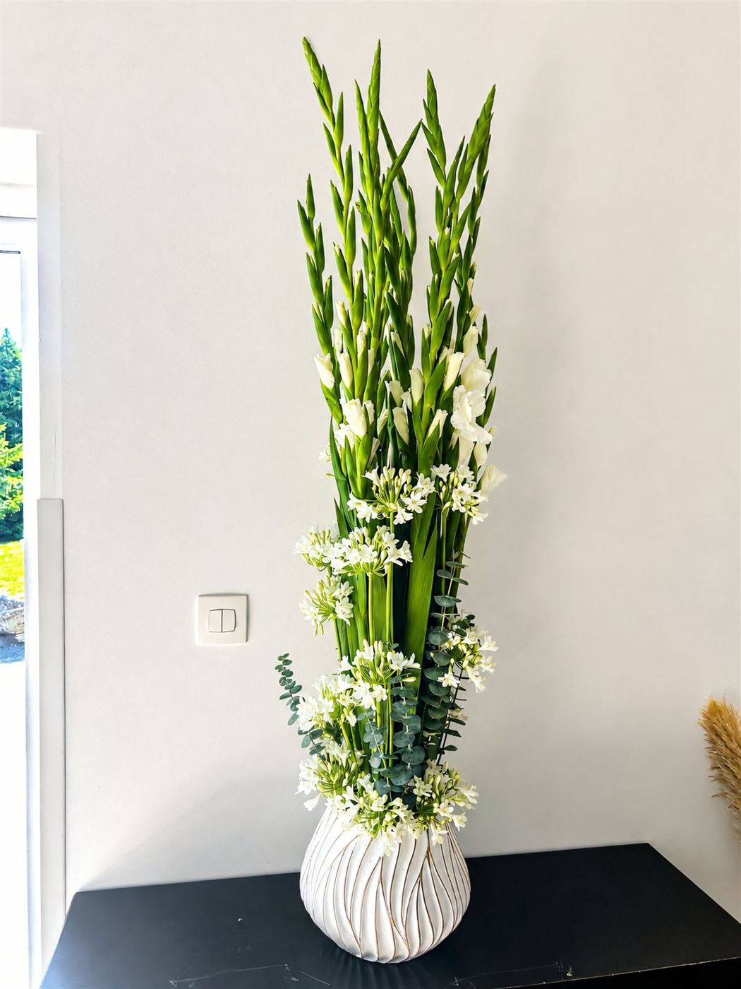 Grande composition, glaïeuls verts, agapanthes blanches et eucalyptus