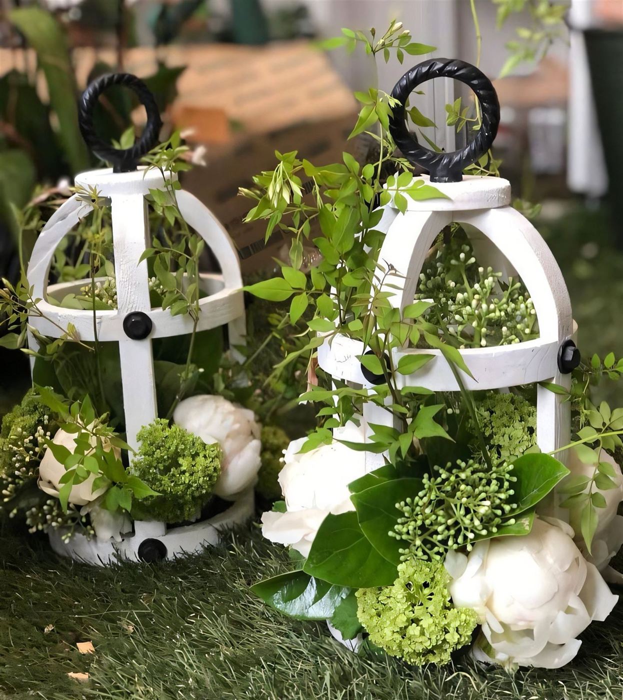 Lanternes bois blanches, pivoines, roses blanches et viburnum vert