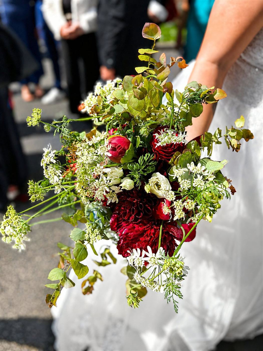 Bouquet de mariée champêtre, dahlias rouges, œillets et fleurs sauvages