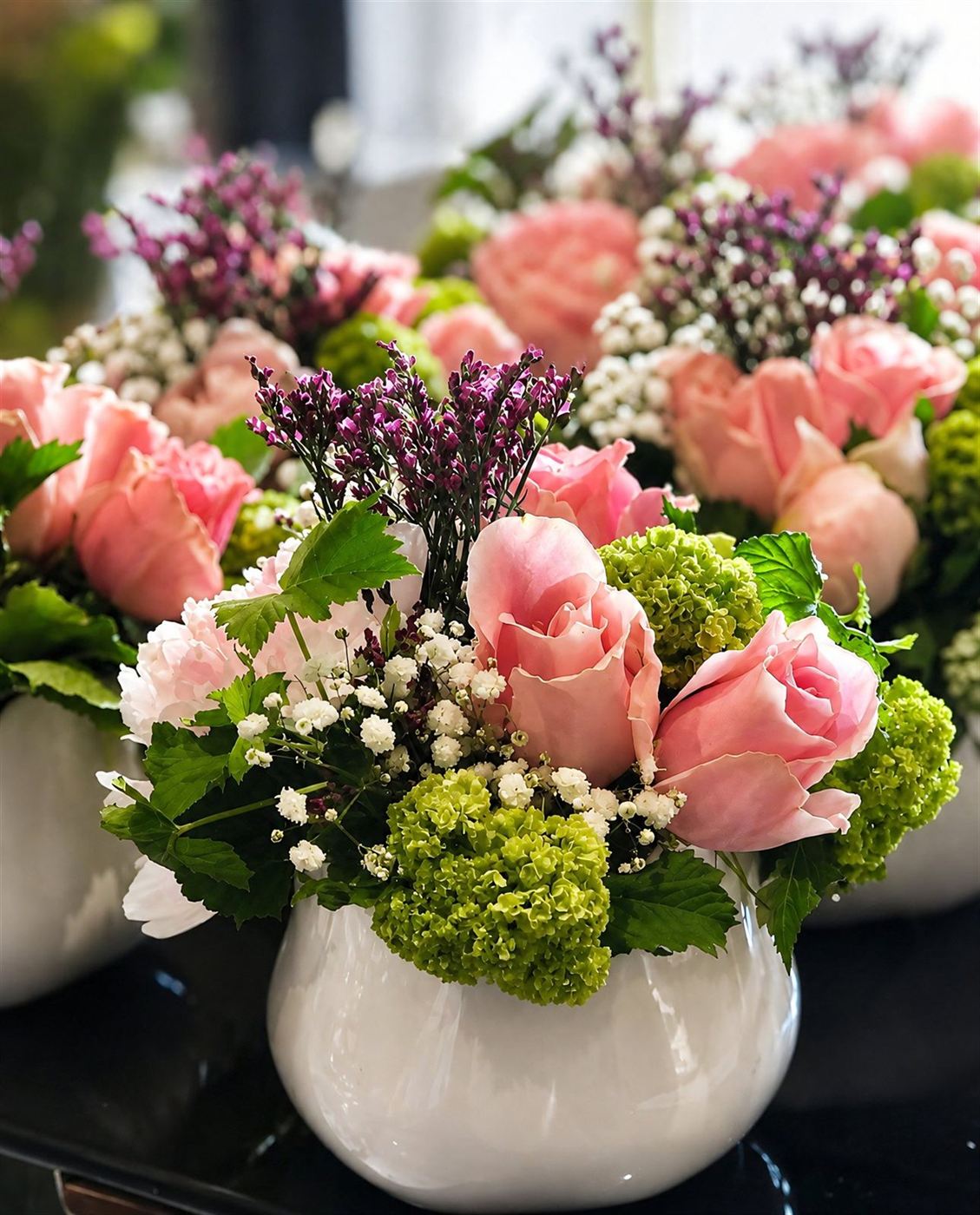 Centres de table en bols céramique, roses roses, hortensias verts et statice