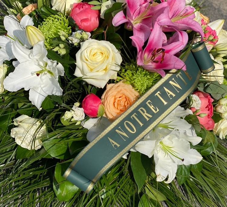 coussin funéraire avec ruban.