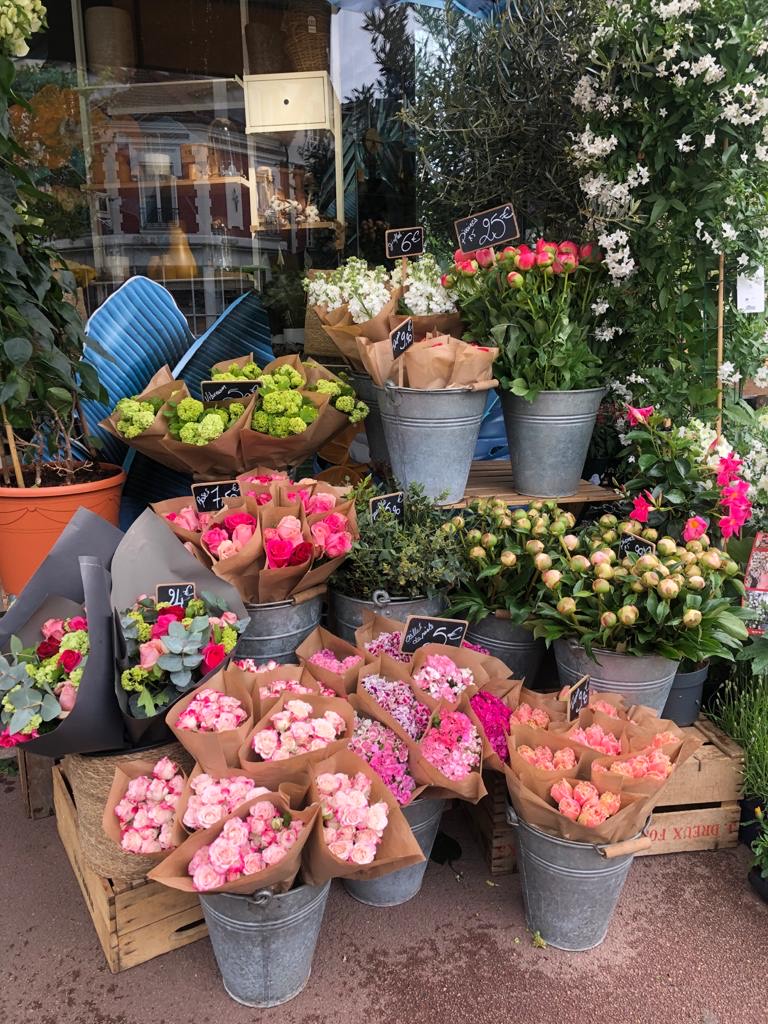 Bancs de fleurs de saison