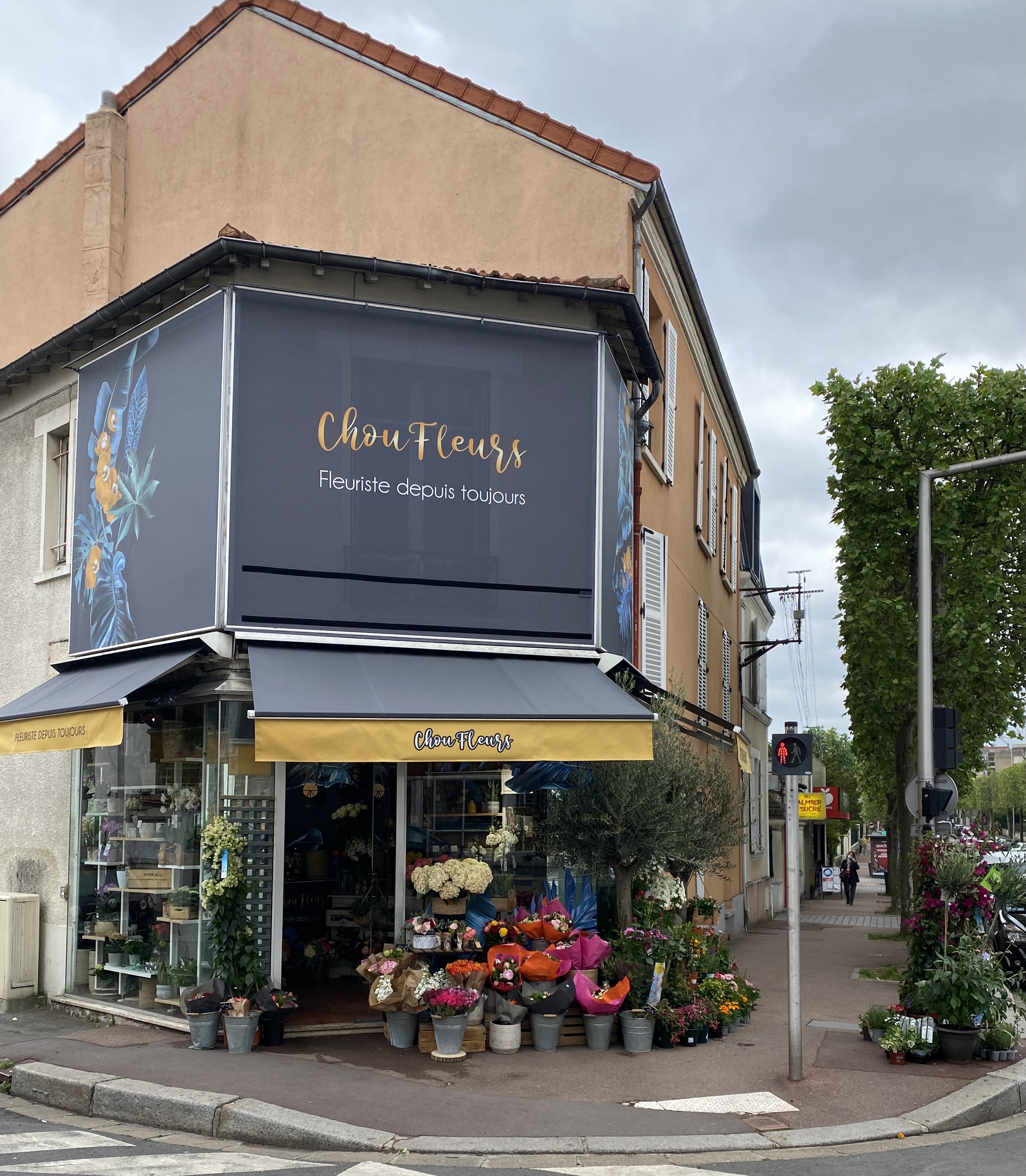 Boutique Choufleurs ouverte avec étalage de fleurs